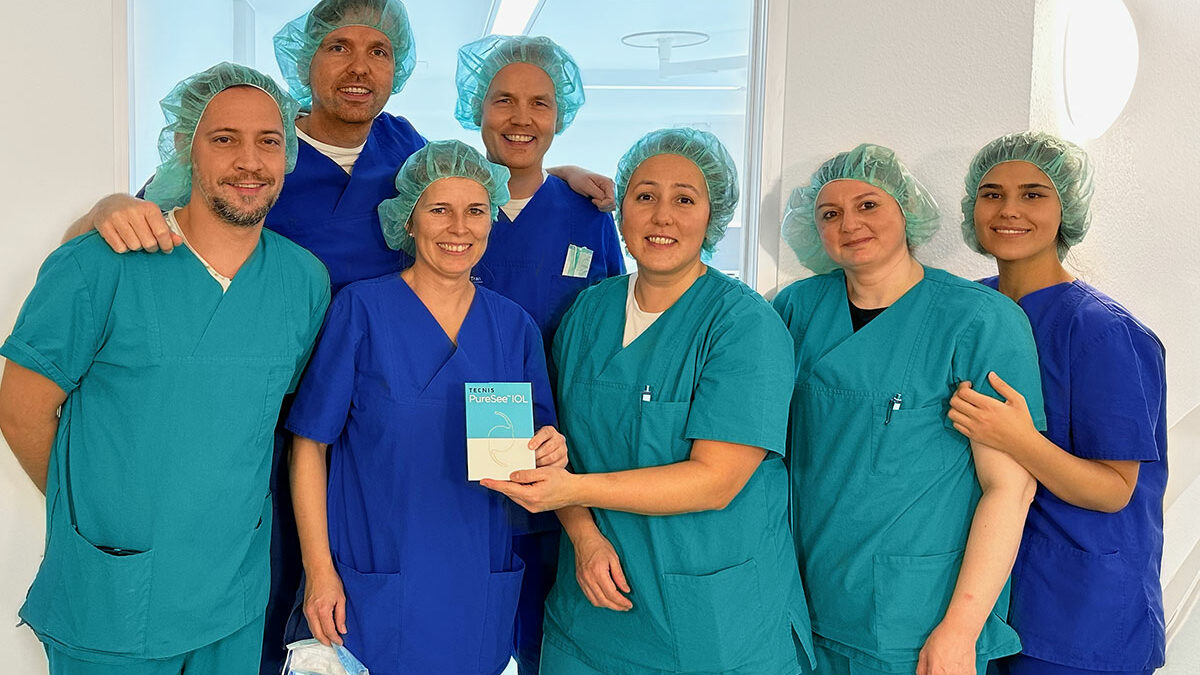 Newsbild zeigt das OP-Team welches eine Intraokularlinse erfolgreich implantiert hat