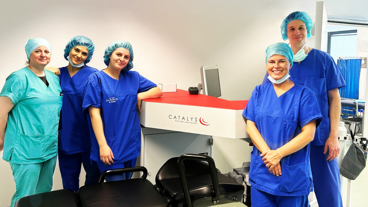 OP-Team steht vor einem Catalys-Femto-Laser in Dortmund