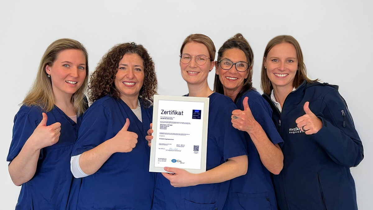 OP-Hagen Teamfoto mit Zertifizierung in den Händen