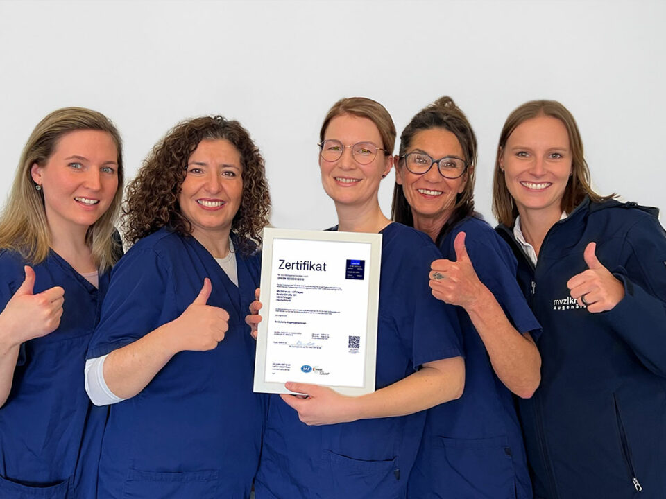 OP-Hagen Teamfoto mit Zertifizierung in den Händen