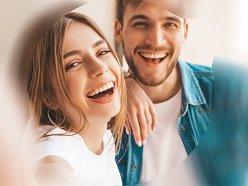 Gklückliche Personen mit Intraokulare Kontaktlinsen