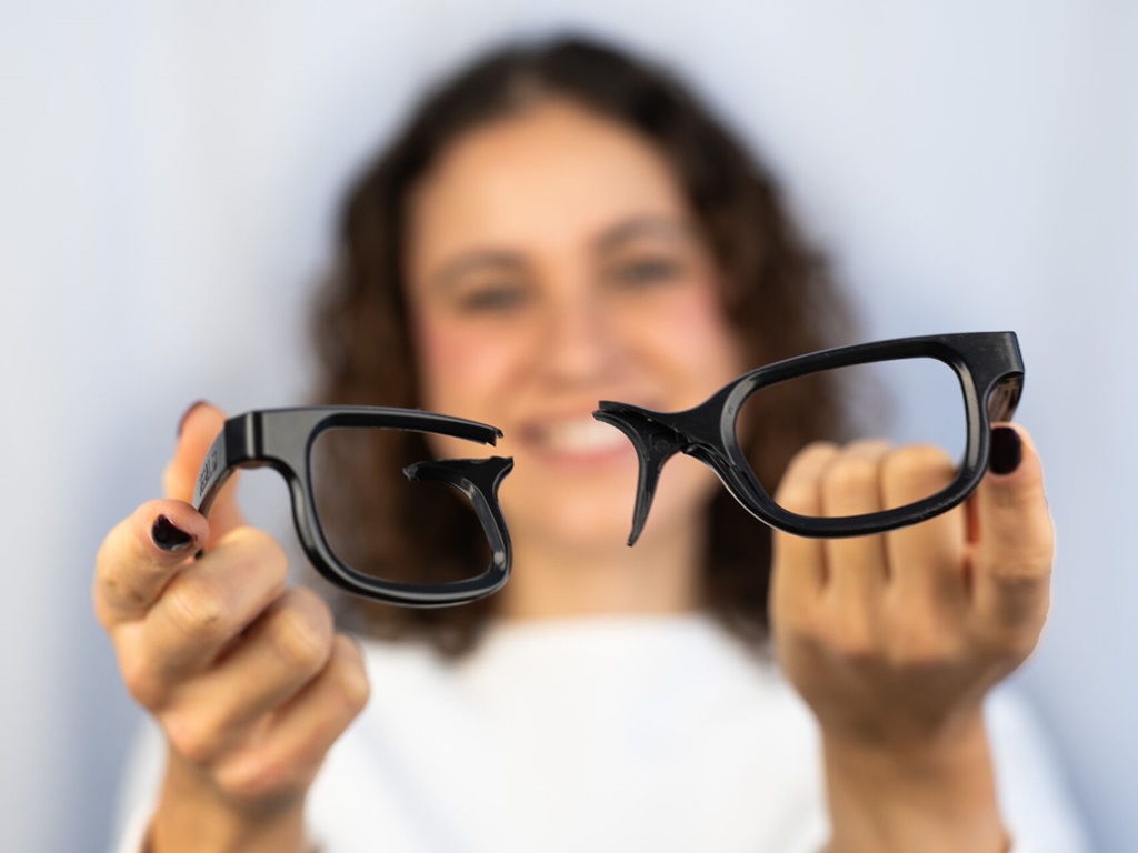 Frau mit einer zerbrochenen Brille. Symbolbild dafür, dass keine Brille mehr benötigt wird