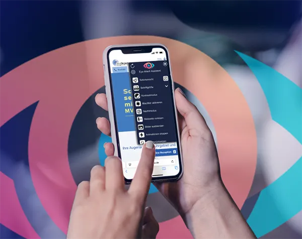Smartphone auf dem die Webseite von mvz-krause geöffnet ist. Darüber zu sehen ist das Overlay von Eye Able zur Unterstützung der Barrierefreiheit.