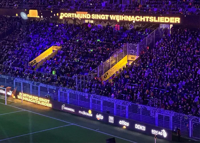 Beleuchtete Tribüne im Signal Iduna Park während des Weihnachtssingens 2025