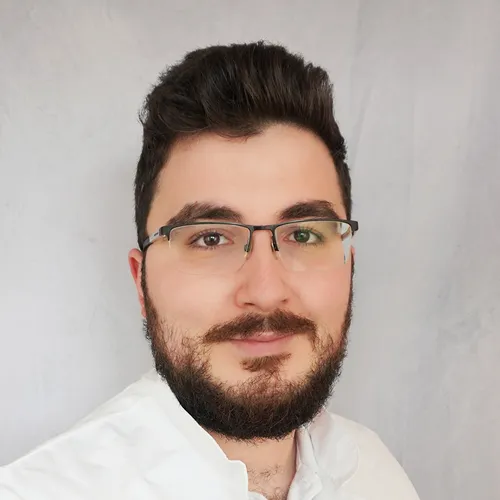 Portraitfoto von Mervan Akköze